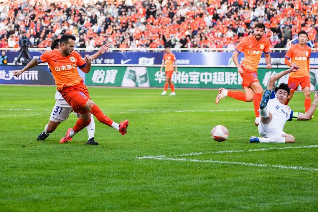 关于大连足球俱乐部与山东鲁能队,对决情景惊心的信息