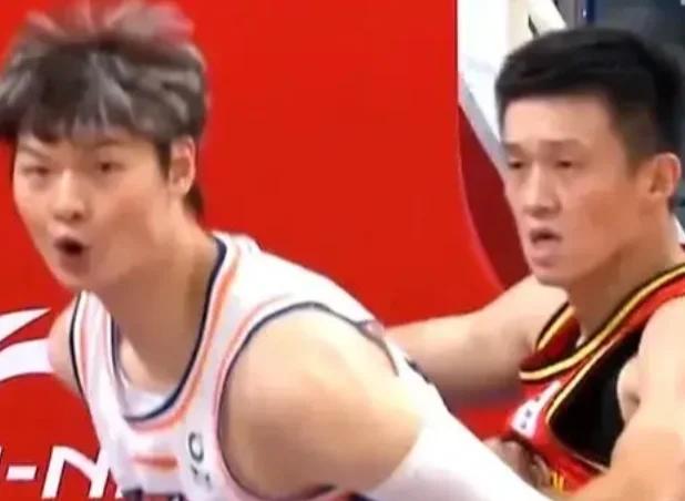 上海男篮惊险逆转，成功保持不败的简单介绍